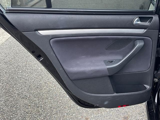 ゴルフ ＧＴＩ　２．０リッターターボ　社外マフラー　ゴルフＲ３２仕様アルミホイール　社外ナビ地デジ　バックカメラ　ローダウン　キセノンヘッドライト　天張り張替済　デジタルミラー　正規ディーラー車　３か月安心保証付（31枚目）