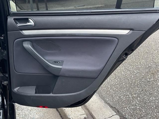ゴルフ ＧＴＩ　２．０リッターターボ　社外マフラー　ゴルフＲ３２仕様アルミホイール　社外ナビ地デジ　バックカメラ　ローダウン　キセノンヘッドライト　天張り張替済　デジタルミラー　正規ディーラー車　３か月安心保証付（32枚目）
