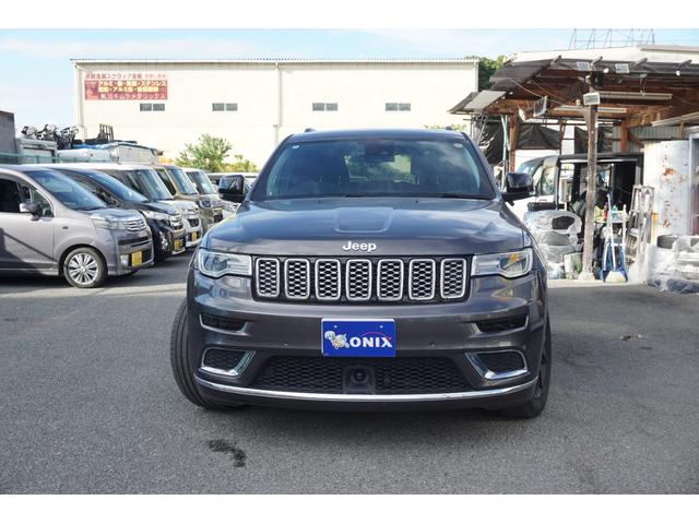 ジープ・グランドチェロキー サミット　サンルーフ　黒レザーシート　４ＷＤ　社外２０ＡＷ　純正ナビ　ＴＶ　Ｂカメラ　Ｆカメラ　ハーマンカードン　衝突軽減　レーンセンス　ブラインドスポット　クルーズＣ　ＥＴＣ　ＨＩＤ　パドルＳ　ルーフレール（3枚目）