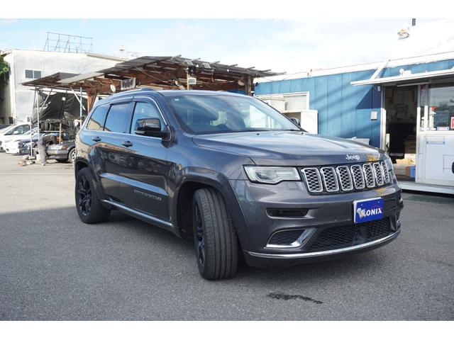 ジープ・グランドチェロキー サミット　サンルーフ　黒レザーシート　４ＷＤ　社外２０ＡＷ　純正ナビ　ＴＶ　Ｂカメラ　Ｆカメラ　ハーマンカードン　衝突軽減　レーンセンス　ブラインドスポット　クルーズＣ　ＥＴＣ　ＨＩＤ　パドルＳ　ルーフレール（4枚目）