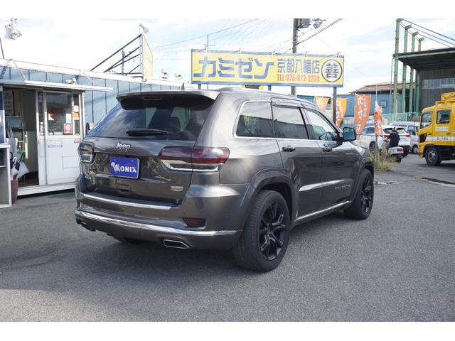 ジープ・グランドチェロキー サミット　サンルーフ　黒レザーシート　４ＷＤ　社外２０ＡＷ　純正ナビ　ＴＶ　Ｂカメラ　Ｆカメラ　ハーマンカードン　衝突軽減　レーンセンス　ブラインドスポット　クルーズＣ　ＥＴＣ　ＨＩＤ　パドルＳ　ルーフレール（5枚目）