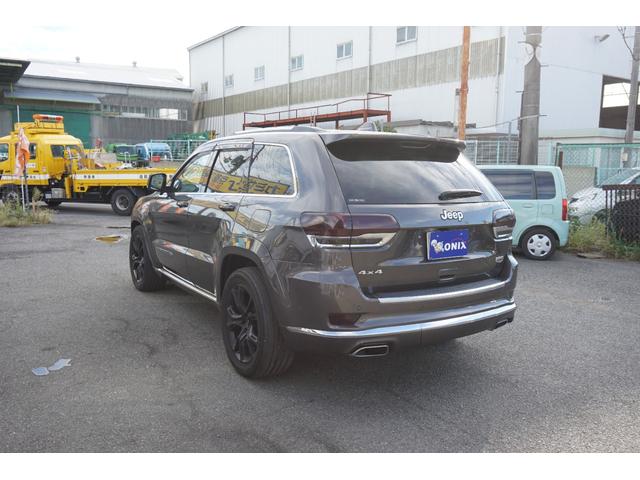 ジープ・グランドチェロキー サミット　サンルーフ　黒レザーシート　４ＷＤ　社外２０ＡＷ　純正ナビ　ＴＶ　Ｂカメラ　Ｆカメラ　ハーマンカードン　衝突軽減　レーンセンス　ブラインドスポット　クルーズＣ　ＥＴＣ　ＨＩＤ　パドルＳ　ルーフレール（7枚目）