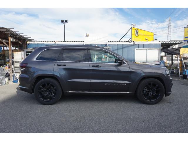 ジープ・グランドチェロキー サミット　サンルーフ　黒レザーシート　４ＷＤ　社外２０ＡＷ　純正ナビ　ＴＶ　Ｂカメラ　Ｆカメラ　ハーマンカードン　衝突軽減　レーンセンス　ブラインドスポット　クルーズＣ　ＥＴＣ　ＨＩＤ　パドルＳ　ルーフレール（9枚目）