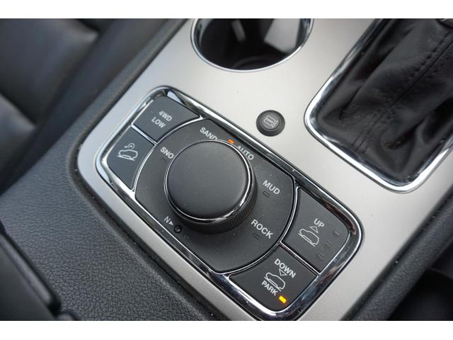 ジープ・グランドチェロキー サミット　サンルーフ　黒レザーシート　４ＷＤ　社外２０ＡＷ　純正ナビ　ＴＶ　Ｂカメラ　Ｆカメラ　ハーマンカードン　衝突軽減　レーンセンス　ブラインドスポット　クルーズＣ　ＥＴＣ　ＨＩＤ　パドルＳ　ルーフレール（23枚目）