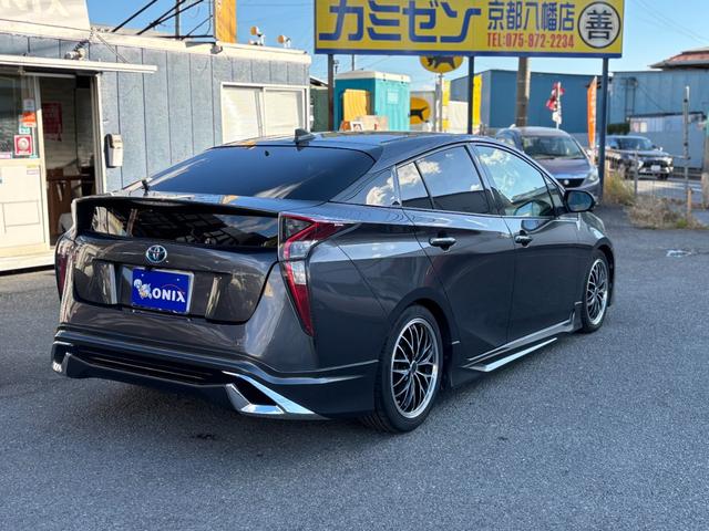 プリウス Ｓ　衝突軽減Ｓ　レーンキープ　レーダークルーズＣ　純正ナビ　Ｂカメラ　ＴＶ　Ｂｌｕｅｔｏｏｔｈオーディオ　社外ハンドル　ＬＥＤヘッドライト　ＥＴＣ　社外ＡＷ　スマートキー　オートエアコン（4枚目）