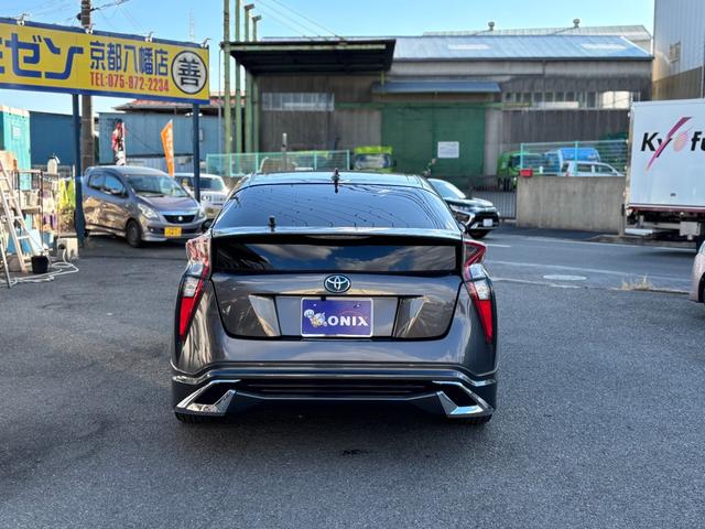 プリウス Ｓ　衝突軽減Ｓ　レーンキープ　レーダークルーズＣ　純正ナビ　Ｂカメラ　ＴＶ　Ｂｌｕｅｔｏｏｔｈオーディオ　社外ハンドル　ＬＥＤヘッドライト　ＥＴＣ　社外ＡＷ　スマートキー　オートエアコン（5枚目）