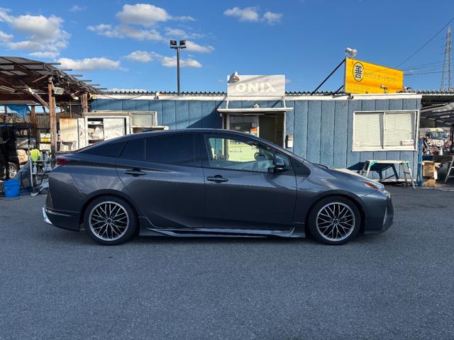 プリウス Ｓ　衝突軽減Ｓ　レーンキープ　レーダークルーズＣ　純正ナビ　Ｂカメラ　ＴＶ　Ｂｌｕｅｔｏｏｔｈオーディオ　社外ハンドル　ＬＥＤヘッドライト　ＥＴＣ　社外ＡＷ　スマートキー　オートエアコン（8枚目）