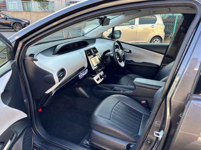 プリウス Ｓ　衝突軽減Ｓ　レーンキープ　レーダークルーズＣ　純正ナビ　Ｂカメラ　ＴＶ　Ｂｌｕｅｔｏｏｔｈオーディオ　社外ハンドル　ＬＥＤヘッドライト　ＥＴＣ　社外ＡＷ　スマートキー　オートエアコン（9枚目）