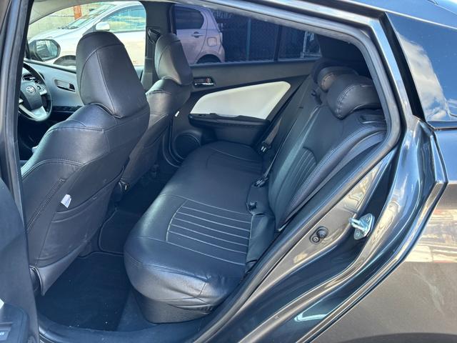 プリウス Ｓ　衝突軽減Ｓ　レーンキープ　レーダークルーズＣ　純正ナビ　Ｂカメラ　ＴＶ　Ｂｌｕｅｔｏｏｔｈオーディオ　社外ハンドル　ＬＥＤヘッドライト　ＥＴＣ　社外ＡＷ　スマートキー　オートエアコン（10枚目）