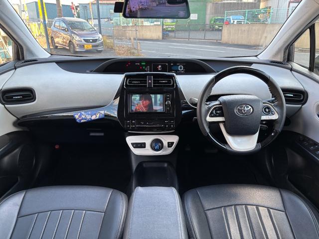 プリウス Ｓ　衝突軽減Ｓ　レーンキープ　レーダークルーズＣ　純正ナビ　Ｂカメラ　ＴＶ　Ｂｌｕｅｔｏｏｔｈオーディオ　社外ハンドル　ＬＥＤヘッドライト　ＥＴＣ　社外ＡＷ　スマートキー　オートエアコン（11枚目）