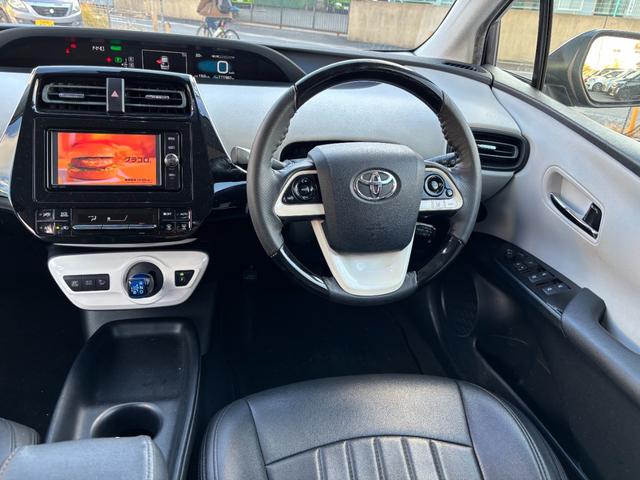 プリウス Ｓ　衝突軽減Ｓ　レーンキープ　レーダークルーズＣ　純正ナビ　Ｂカメラ　ＴＶ　Ｂｌｕｅｔｏｏｔｈオーディオ　社外ハンドル　ＬＥＤヘッドライト　ＥＴＣ　社外ＡＷ　スマートキー　オートエアコン（12枚目）