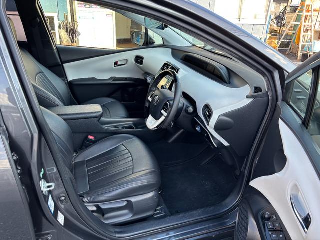 プリウス Ｓ　衝突軽減Ｓ　レーンキープ　レーダークルーズＣ　純正ナビ　Ｂカメラ　ＴＶ　Ｂｌｕｅｔｏｏｔｈオーディオ　社外ハンドル　ＬＥＤヘッドライト　ＥＴＣ　社外ＡＷ　スマートキー　オートエアコン（13枚目）