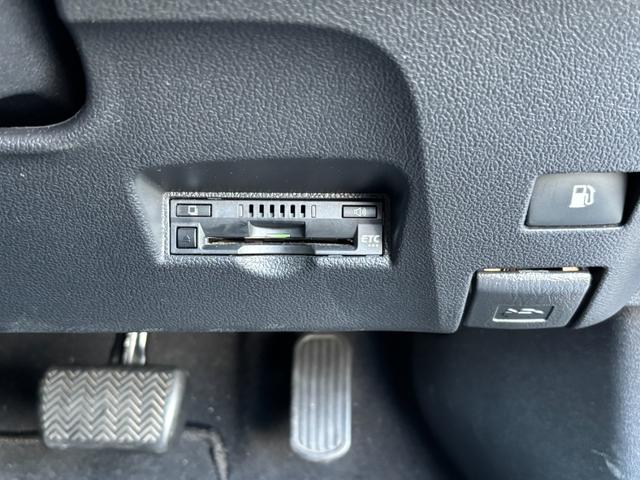 プリウス Ｓ　衝突軽減Ｓ　レーンキープ　レーダークルーズＣ　純正ナビ　Ｂカメラ　ＴＶ　Ｂｌｕｅｔｏｏｔｈオーディオ　社外ハンドル　ＬＥＤヘッドライト　ＥＴＣ　社外ＡＷ　スマートキー　オートエアコン（20枚目）