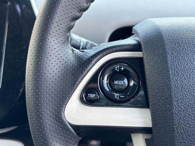 プリウス Ｓ　衝突軽減Ｓ　レーンキープ　レーダークルーズＣ　純正ナビ　Ｂカメラ　ＴＶ　Ｂｌｕｅｔｏｏｔｈオーディオ　社外ハンドル　ＬＥＤヘッドライト　ＥＴＣ　社外ＡＷ　スマートキー　オートエアコン（23枚目）