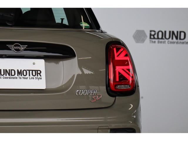 ＭＩＮＩ クーパーＳＤ　ＪＣＷスタイル・衝突軽減ブレーキ・追従クルコン・ＦＲドラレコ・モード切替シートヒーター・ハーフレザー・ナビ・Ｂｌｕｅｔｏｏｔｈ・ＭＩＮＩアプリ・ＵＳＢ・バックカメラ・Ｒ１８ＡＷ・オートライト（10枚目）