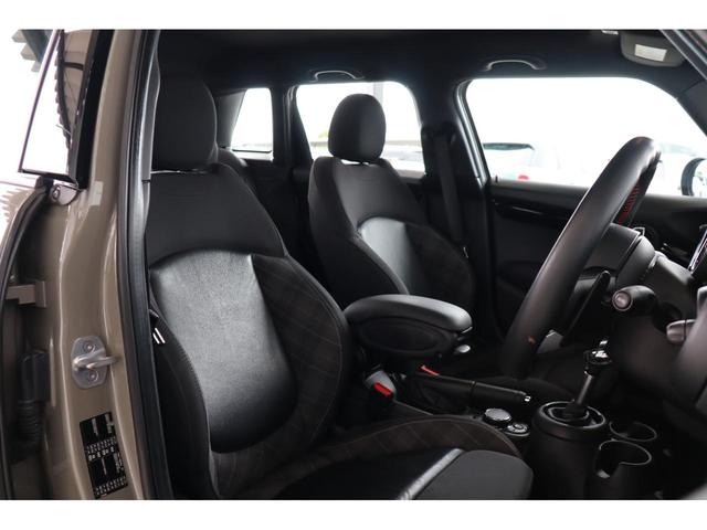 ＭＩＮＩ クーパーＳＤ　ＪＣＷスタイル・衝突軽減ブレーキ・追従クルコン・ＦＲドラレコ・モード切替シートヒーター・ハーフレザー・ナビ・Ｂｌｕｅｔｏｏｔｈ・ＭＩＮＩアプリ・ＵＳＢ・バックカメラ・Ｒ１８ＡＷ・オートライト（15枚目）