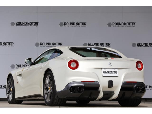 Ｆ１２ベルリネッタ ベースグレード　ＯＰ１０００・Ｂｉａｎｃｏ　Ｉｔａｌｉａ・カーボンファイバー製スタイルレーシングシート（Ｍ）・ＡＦＳヘッドライトシステム・２０インチ鍛造・ＬＥＤ付カーボンファイバー製ドライバーゾーン（3枚目）