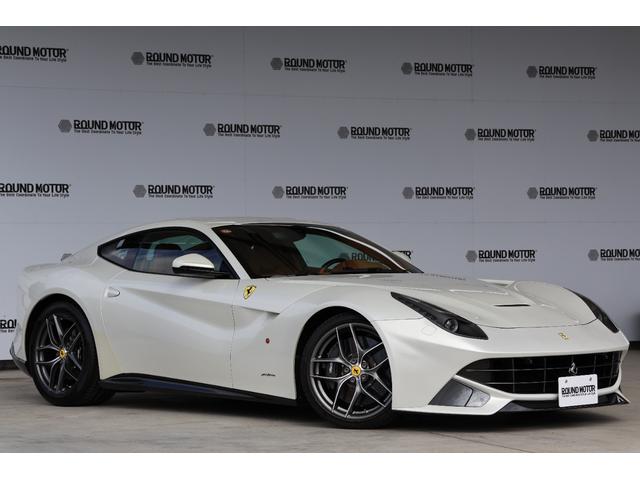 Ｆ１２ベルリネッタ ベースグレード　ＯＰ１０００・Ｂｉａｎｃｏ　Ｉｔａｌｉａ・カーボンファイバー製スタイルレーシングシート（Ｍ）・ＡＦＳヘッドライトシステム・２０インチ鍛造・ＬＥＤ付カーボンファイバー製ドライバーゾーン（4枚目）