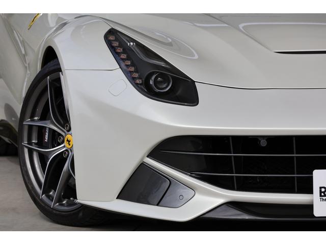 Ｆ１２ベルリネッタ ベースグレード　ＯＰ１０００・Ｂｉａｎｃｏ　Ｉｔａｌｉａ・カーボンファイバー製スタイルレーシングシート（Ｍ）・ＡＦＳヘッドライトシステム・２０インチ鍛造・ＬＥＤ付カーボンファイバー製ドライバーゾーン（5枚目）