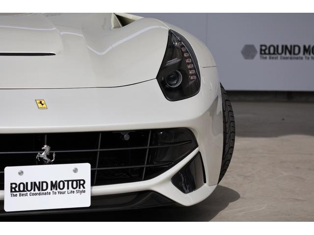 Ｆ１２ベルリネッタ ベースグレード　ＯＰ１０００・Ｂｉａｎｃｏ　Ｉｔａｌｉａ・カーボンファイバー製スタイルレーシングシート（Ｍ）・ＡＦＳヘッドライトシステム・２０インチ鍛造・ＬＥＤ付カーボンファイバー製ドライバーゾーン（6枚目）
