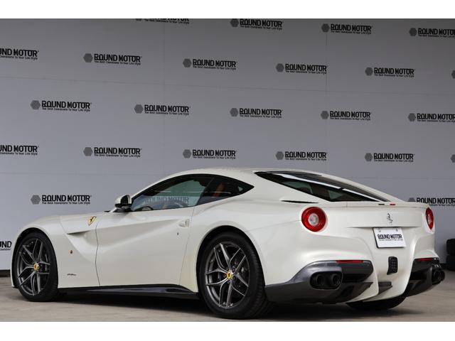Ｆ１２ベルリネッタ ベースグレード　ＯＰ１０００・Ｂｉａｎｃｏ　Ｉｔａｌｉａ・カーボンファイバー製スタイルレーシングシート（Ｍ）・ＡＦＳヘッドライトシステム・２０インチ鍛造・ＬＥＤ付カーボンファイバー製ドライバーゾーン（7枚目）