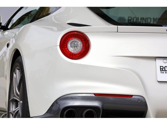 Ｆ１２ベルリネッタ ベースグレード　ＯＰ１０００・Ｂｉａｎｃｏ　Ｉｔａｌｉａ・カーボンファイバー製スタイルレーシングシート（Ｍ）・ＡＦＳヘッドライトシステム・２０インチ鍛造・ＬＥＤ付カーボンファイバー製ドライバーゾーン（8枚目）