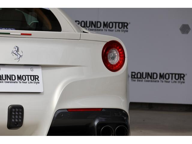 Ｆ１２ベルリネッタ ベースグレード　ＯＰ１０００・Ｂｉａｎｃｏ　Ｉｔａｌｉａ・カーボンファイバー製スタイルレーシングシート（Ｍ）・ＡＦＳヘッドライトシステム・２０インチ鍛造・ＬＥＤ付カーボンファイバー製ドライバーゾーン（9枚目）