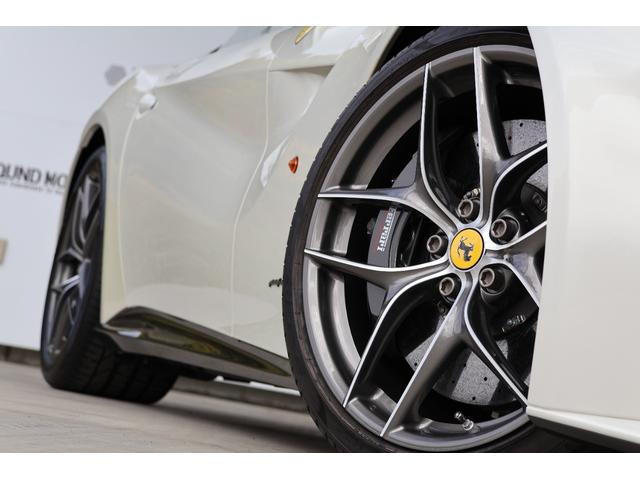 Ｆ１２ベルリネッタ ベースグレード　ＯＰ１０００・Ｂｉａｎｃｏ　Ｉｔａｌｉａ・カーボンファイバー製スタイルレーシングシート（Ｍ）・ＡＦＳヘッドライトシステム・２０インチ鍛造・ＬＥＤ付カーボンファイバー製ドライバーゾーン（10枚目）