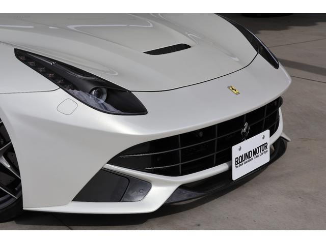 Ｆ１２ベルリネッタ ベースグレード　ＯＰ１０００・Ｂｉａｎｃｏ　Ｉｔａｌｉａ・カーボンファイバー製スタイルレーシングシート（Ｍ）・ＡＦＳヘッドライトシステム・２０インチ鍛造・ＬＥＤ付カーボンファイバー製ドライバーゾーン（11枚目）