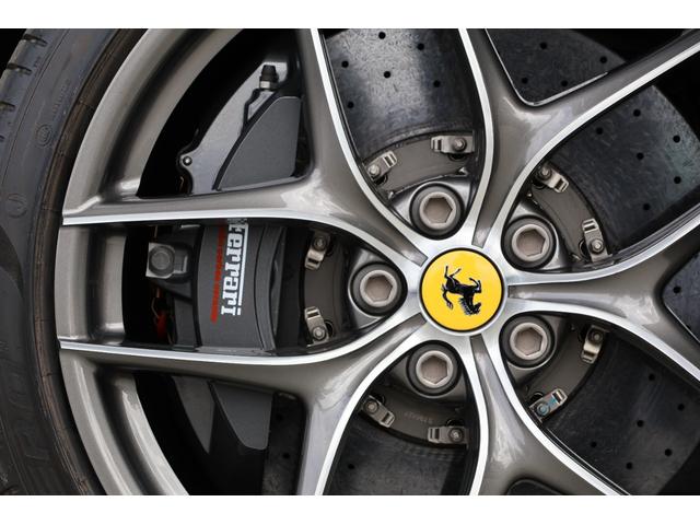 Ｆ１２ベルリネッタ ベースグレード　ＯＰ１０００・Ｂｉａｎｃｏ　Ｉｔａｌｉａ・カーボンファイバー製スタイルレーシングシート（Ｍ）・ＡＦＳヘッドライトシステム・２０インチ鍛造・ＬＥＤ付カーボンファイバー製ドライバーゾーン（16枚目）