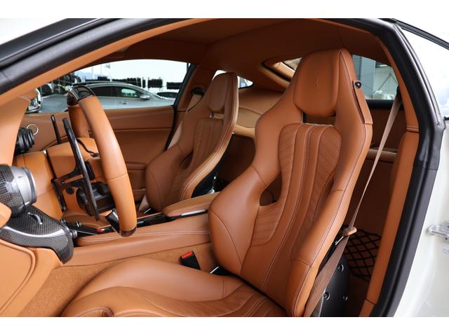 Ｆ１２ベルリネッタ ベースグレード　ＯＰ１０００・Ｂｉａｎｃｏ　Ｉｔａｌｉａ・カーボンファイバー製スタイルレーシングシート（Ｍ）・ＡＦＳヘッドライトシステム・２０インチ鍛造・ＬＥＤ付カーボンファイバー製ドライバーゾーン（20枚目）