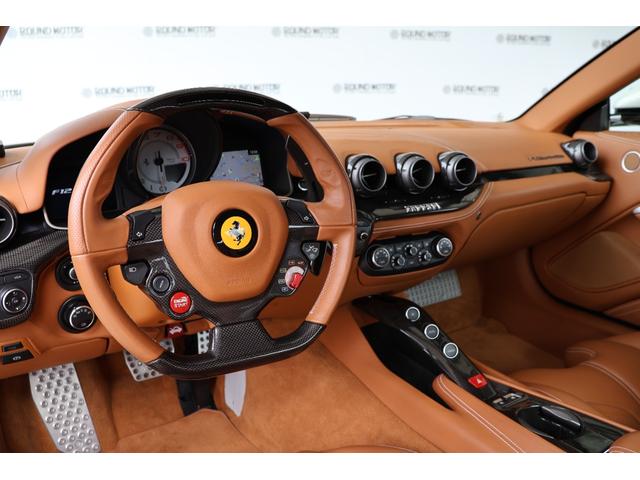 Ｆ１２ベルリネッタ ベースグレード　ＯＰ１０００・Ｂｉａｎｃｏ　Ｉｔａｌｉａ・カーボンファイバー製スタイルレーシングシート（Ｍ）・ＡＦＳヘッドライトシステム・２０インチ鍛造・ＬＥＤ付カーボンファイバー製ドライバーゾーン（21枚目）