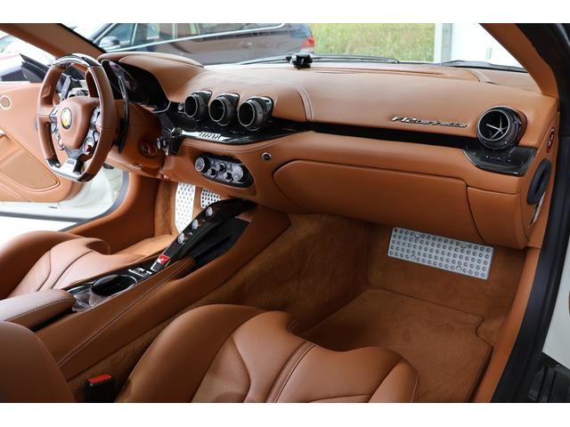 Ｆ１２ベルリネッタ ベースグレード　ＯＰ１０００・Ｂｉａｎｃｏ　Ｉｔａｌｉａ・カーボンファイバー製スタイルレーシングシート（Ｍ）・ＡＦＳヘッドライトシステム・２０インチ鍛造・ＬＥＤ付カーボンファイバー製ドライバーゾーン（22枚目）