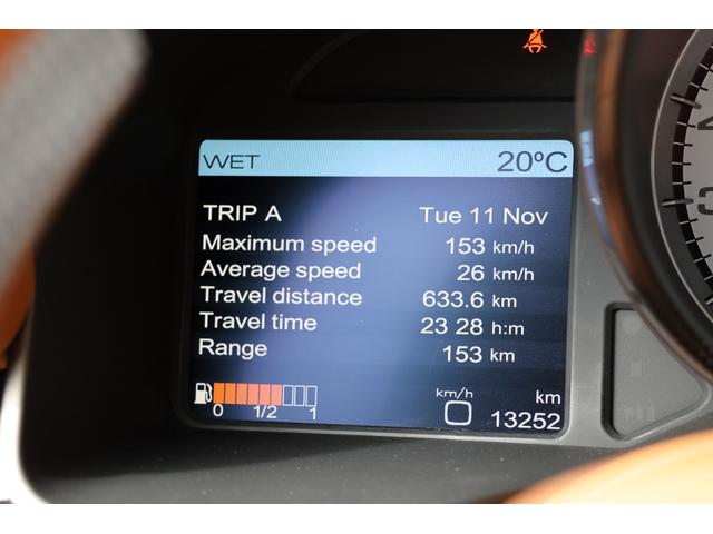 Ｆ１２ベルリネッタ ベースグレード　ＯＰ１０００・Ｂｉａｎｃｏ　Ｉｔａｌｉａ・カーボンファイバー製スタイルレーシングシート（Ｍ）・ＡＦＳヘッドライトシステム・２０インチ鍛造・ＬＥＤ付カーボンファイバー製ドライバーゾーン（25枚目）