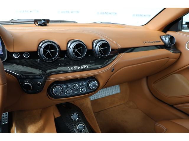 Ｆ１２ベルリネッタ ベースグレード　ＯＰ１０００・Ｂｉａｎｃｏ　Ｉｔａｌｉａ・カーボンファイバー製スタイルレーシングシート（Ｍ）・ＡＦＳヘッドライトシステム・２０インチ鍛造・ＬＥＤ付カーボンファイバー製ドライバーゾーン（26枚目）