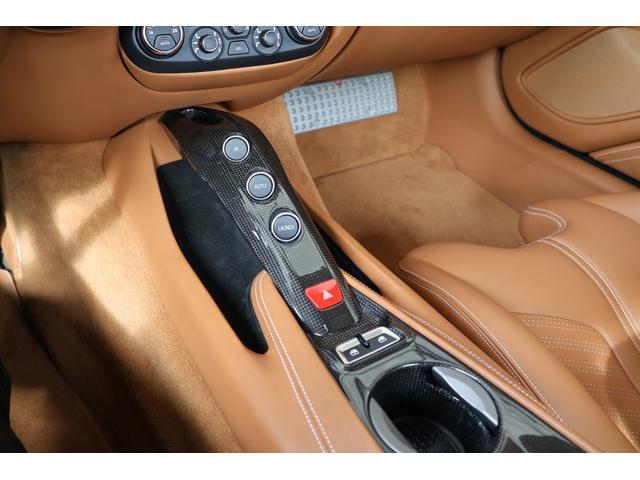 Ｆ１２ベルリネッタ ベースグレード　ＯＰ１０００・Ｂｉａｎｃｏ　Ｉｔａｌｉａ・カーボンファイバー製スタイルレーシングシート（Ｍ）・ＡＦＳヘッドライトシステム・２０インチ鍛造・ＬＥＤ付カーボンファイバー製ドライバーゾーン（28枚目）