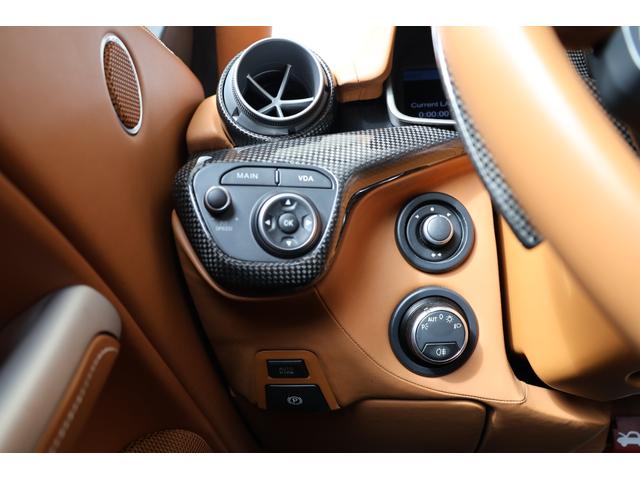 Ｆ１２ベルリネッタ ベースグレード　ＯＰ１０００・Ｂｉａｎｃｏ　Ｉｔａｌｉａ・カーボンファイバー製スタイルレーシングシート（Ｍ）・ＡＦＳヘッドライトシステム・２０インチ鍛造・ＬＥＤ付カーボンファイバー製ドライバーゾーン（29枚目）