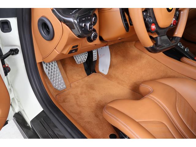 Ｆ１２ベルリネッタ ベースグレード　ＯＰ１０００・Ｂｉａｎｃｏ　Ｉｔａｌｉａ・カーボンファイバー製スタイルレーシングシート（Ｍ）・ＡＦＳヘッドライトシステム・２０インチ鍛造・ＬＥＤ付カーボンファイバー製ドライバーゾーン（37枚目）