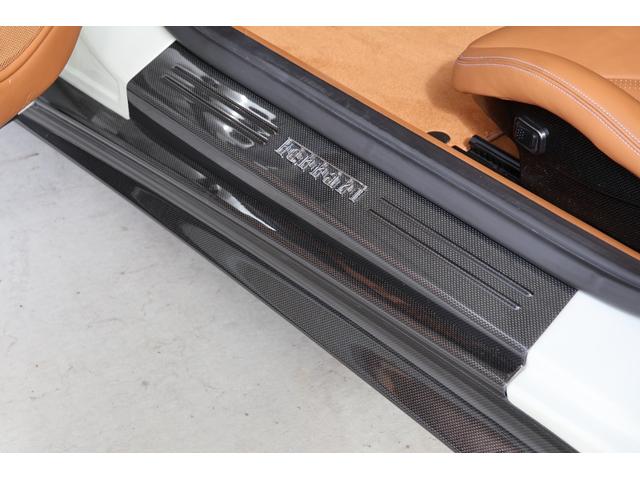 Ｆ１２ベルリネッタ ベースグレード　ＯＰ１０００・Ｂｉａｎｃｏ　Ｉｔａｌｉａ・カーボンファイバー製スタイルレーシングシート（Ｍ）・ＡＦＳヘッドライトシステム・２０インチ鍛造・ＬＥＤ付カーボンファイバー製ドライバーゾーン（39枚目）