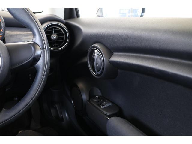 ＭＩＮＩ クーパー　ワンオーナー・純正ナビ・Ｂｌｕｅｔｏｏｔｈ・オートライト・ＡＵＸ・ＵＳＢ・Ｒ１５ＡＷ・スマートキー・アイドリングストップ（28枚目）