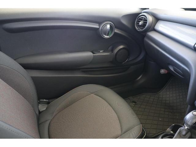 ＭＩＮＩ クーパー　ワンオーナー・純正ナビ・Ｂｌｕｅｔｏｏｔｈ・オートライト・ＡＵＸ・ＵＳＢ・Ｒ１５ＡＷ・スマートキー・アイドリングストップ（31枚目）