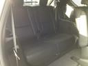 ３列目は、２人掛け仕様です。使用感が薄く大変綺麗な状態です。後部追突時の生存空間が確保できるように安全面もしっかりと対策されています。使用しない時は、前に倒してトランクスペースを広げる事も可能です！