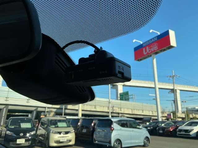 セレナ ２．０　ハイウェイスター　ＶセレクションＩＩ　アラウンドビューモニター　バックモニタ　全周囲モニタ　アイスト　Ｐアシスト　インテリキー　ＬＥＤライト　ＥＴＣ車載器　オートクルーズコントロール　サイドエアバッグ　ドライブレコーダー　メモリ－ナビ　アルミ　ＴＶナビ　エアバック（8枚目）