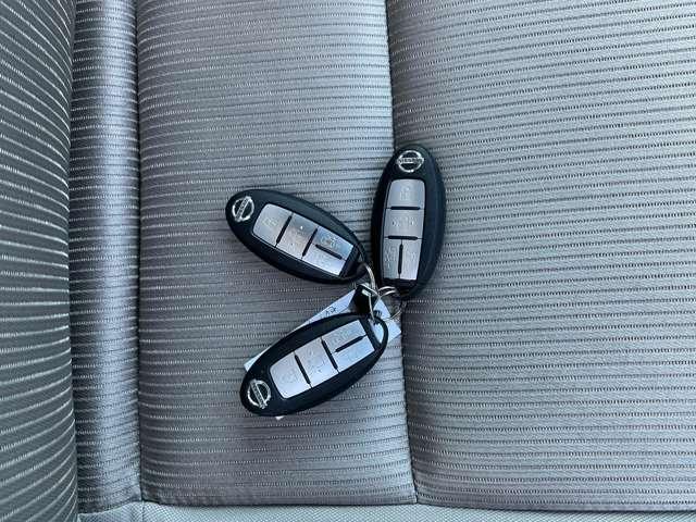 セレナ ２．０　ハイウェイスター　ＶセレクションＩＩ　アラウンドビューモニター　バックモニタ　全周囲モニタ　アイスト　Ｐアシスト　インテリキー　ＬＥＤライト　ＥＴＣ車載器　オートクルーズコントロール　サイドエアバッグ　ドライブレコーダー　メモリ－ナビ　アルミ　ＴＶナビ　エアバック（17枚目）