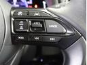 ステアリングスイッチ付き。前方から目を離すことなく操作することが可能です。
