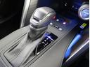 親しみやすいシフトです。　坂道や信号の多い日本では操作が簡単でいいです。　シフトチェンジしやすい所に配置されているので操作し易いですよ。