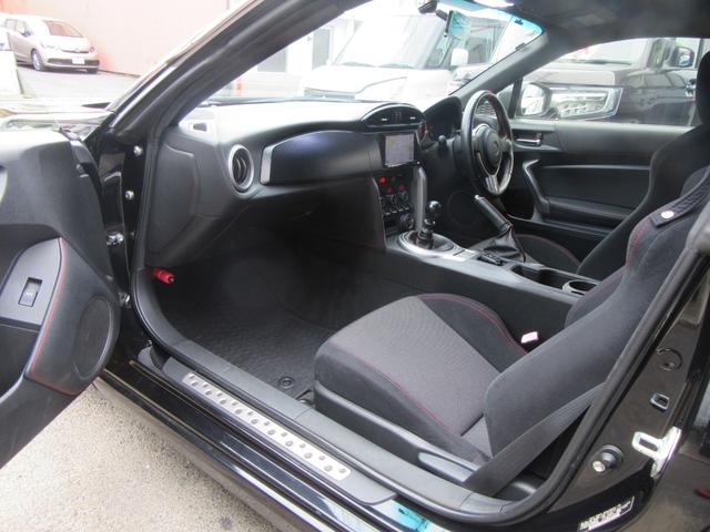 86 GT 6速MT 社外車高調 社外マフラー 社外17インチアルミホイール 社外ナビゲーション バックカメラ ETC(17枚目)