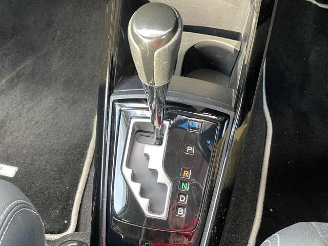 カローラフィールダー ハイブリッドＧ　エアロツアラー・ダブルバイビー　ワンオーナー／禁煙車／純正ＳＤナビ／フルセグＴＶ／Ｂｌｕｅｔｏｏｔｈ対応／ＤＶＤ再生／バックカメラ／スマートエントリー＆スタートシステム／ＨＩＤヘッドライト／純正１５インチアルミ／純正エアロパーツ／（17枚目）