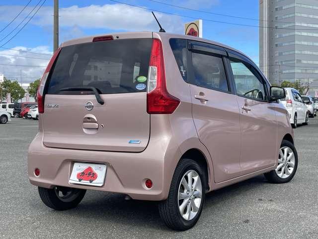 デイズ Ｘ　Ｖセレクション　禁煙車／エマージェンシーブレーキ／アラウンドビューモニター／三菱ダイヤトーンサウンドナビ／フルセグＴＶ／Ｂｌｕｅｔｏｏｔｈ対応／ＤＶＤ再生／インテリジェントキー／純正１４インチアルミ／ベンチシート／（4枚目）