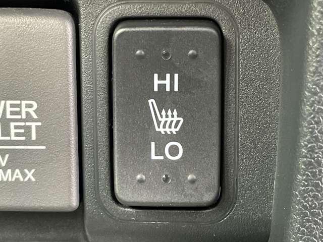 「前席シートヒーター」 シートの座面を温めるヒーターを運転席と助手席に装備♪